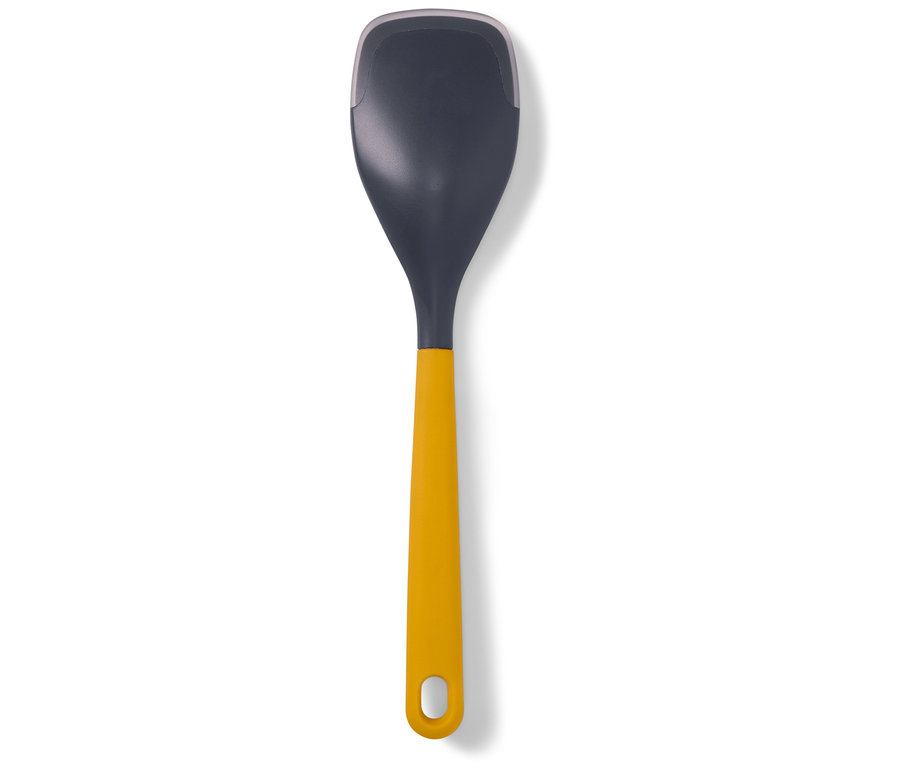 Une louche grise avec un manche jaune sur un fond blanc.