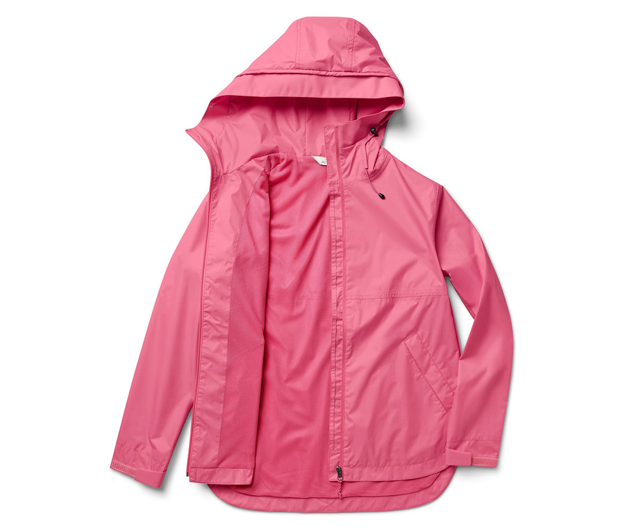 Une veste de pluie rose à capuche est étalée sur un fond blanc.