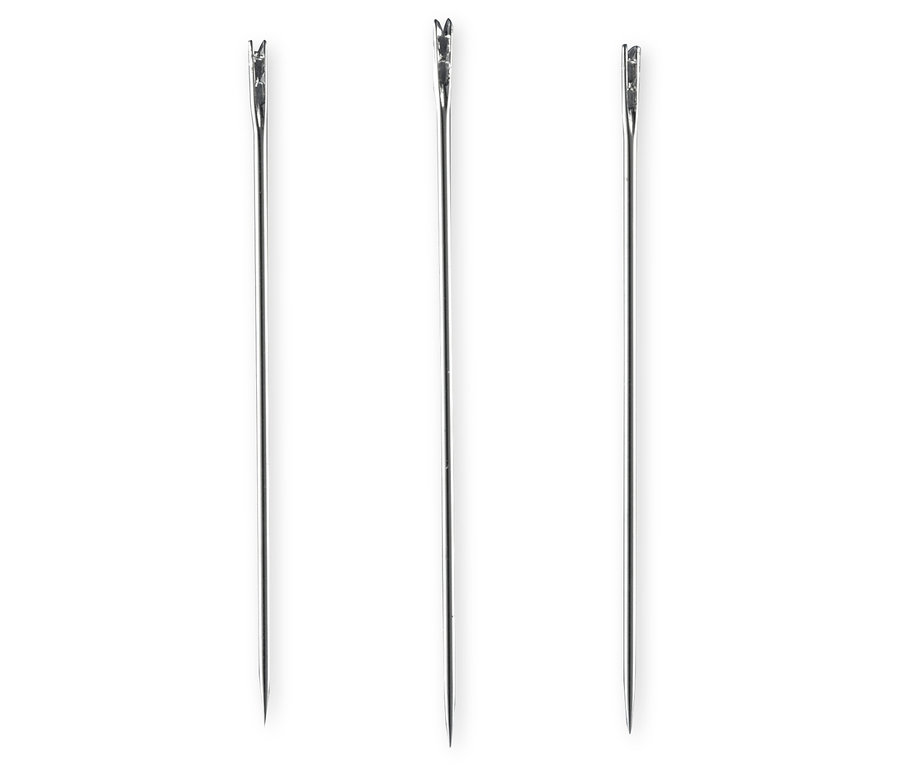 Trois aiguilles à coudre sur fond blanc.
