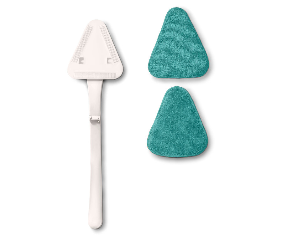 Une tête de vadrouille triangulaire blanche avec un manche à côté de deux chiffons de vadrouille triangulaires bleu-vert sur un fond blanc.