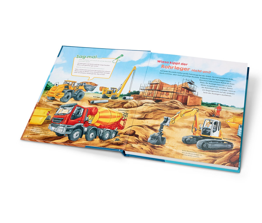 Illustration d'une double page de livre représentant un chantier de construction avec divers véhicules de chantier, notamment une bétonnière, une excavatrice et une grue.