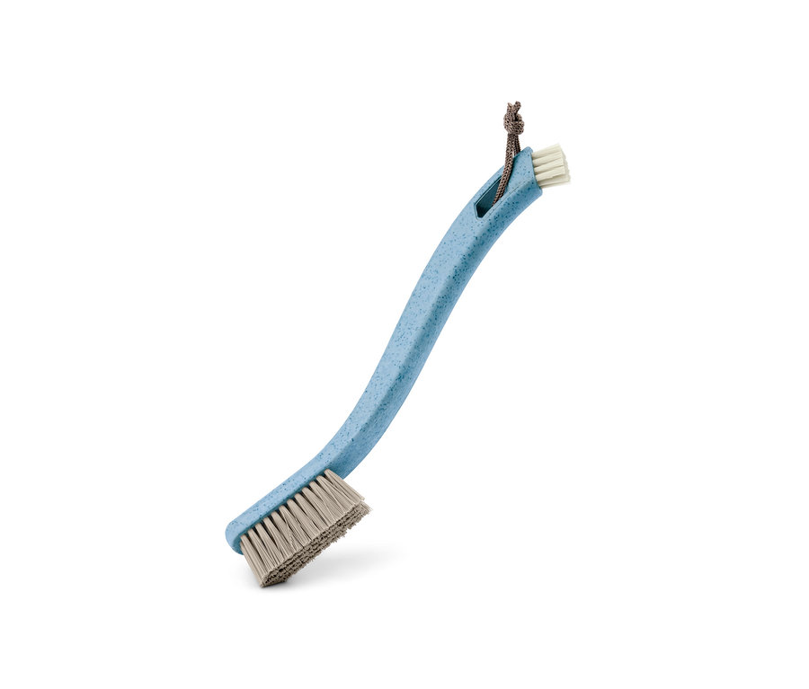 Une brosse de nettoyage à chaussures pour poussière grossière 2 en 1 bleue avec un cordon marron pour la suspendre.