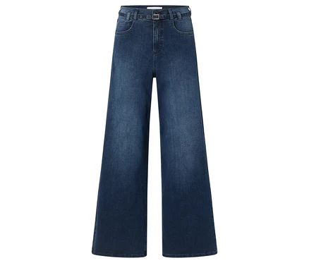 Détail d'un jean bleu large avec ceinture.