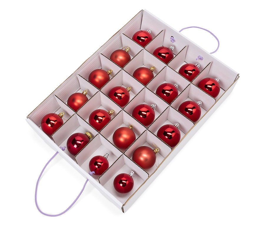Une boîte de vingt boules de Noël rouges, certaines brillantes et d'autres mates.
