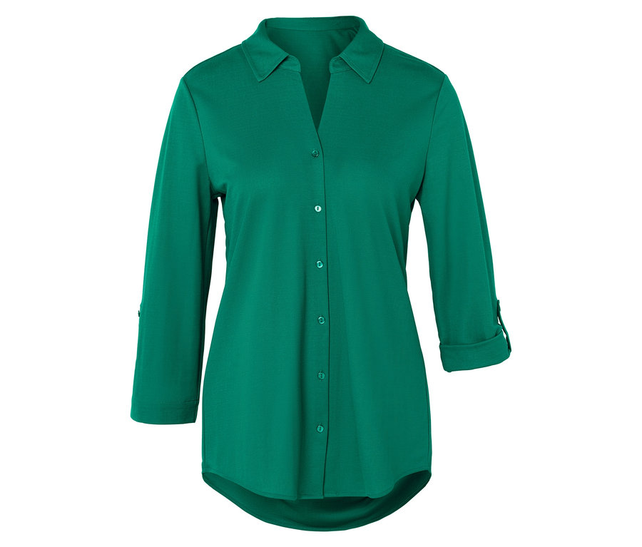 Chemise verte à manches trois-quarts boutonnée.