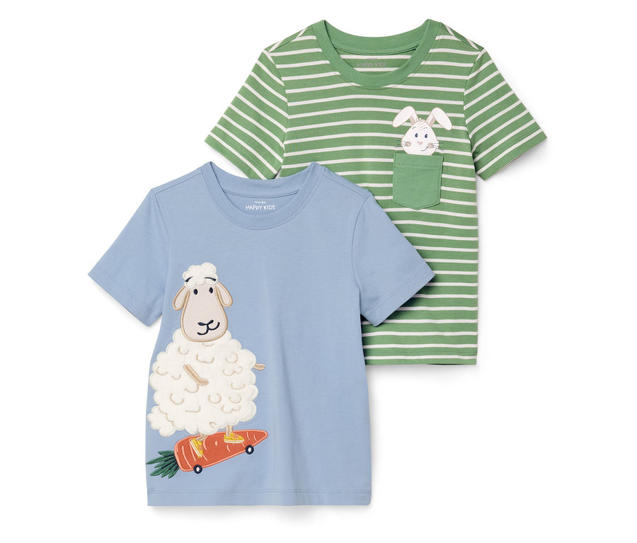Deux t-shirts : un bleu avec un mouton sur une carotte et un vert et blanc rayé avec un lapin dans la poche.