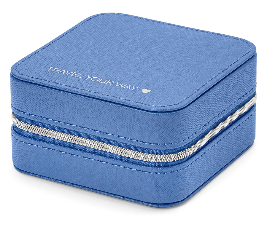 Gros plan d'une boîte à bijoux carrée bleu clair avec une fermeture éclair argentée et l'inscription "TRAVEL YOUR WAY".