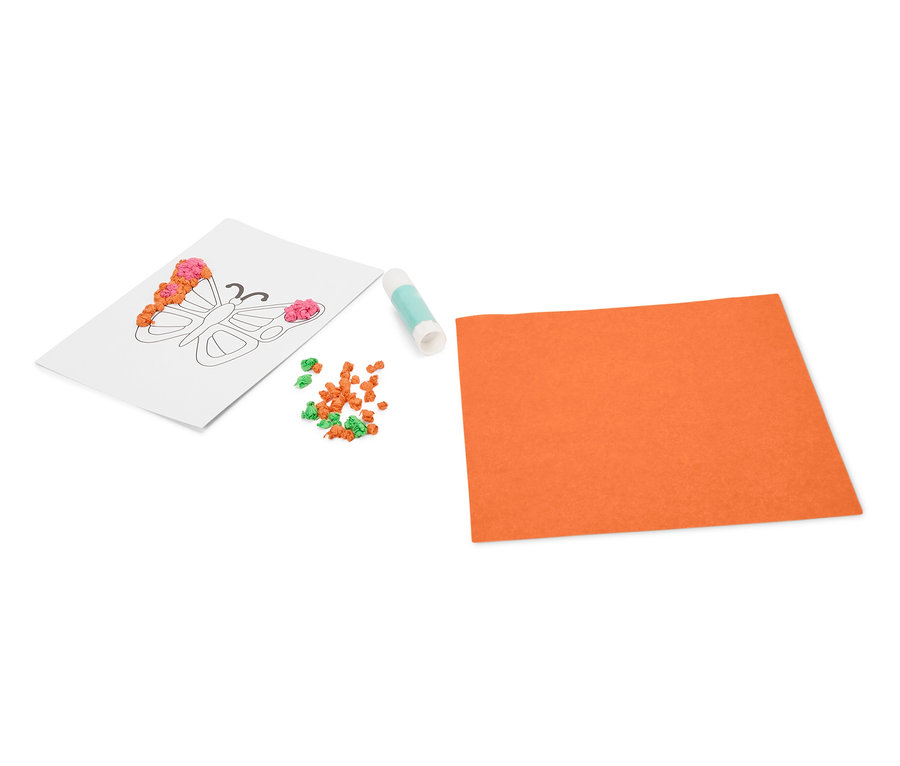 Sur un fond blanc se trouvent un coloriage avec un papillon, un tube de colle, de petites billes oranges et vertes et une feuille de papier orange.