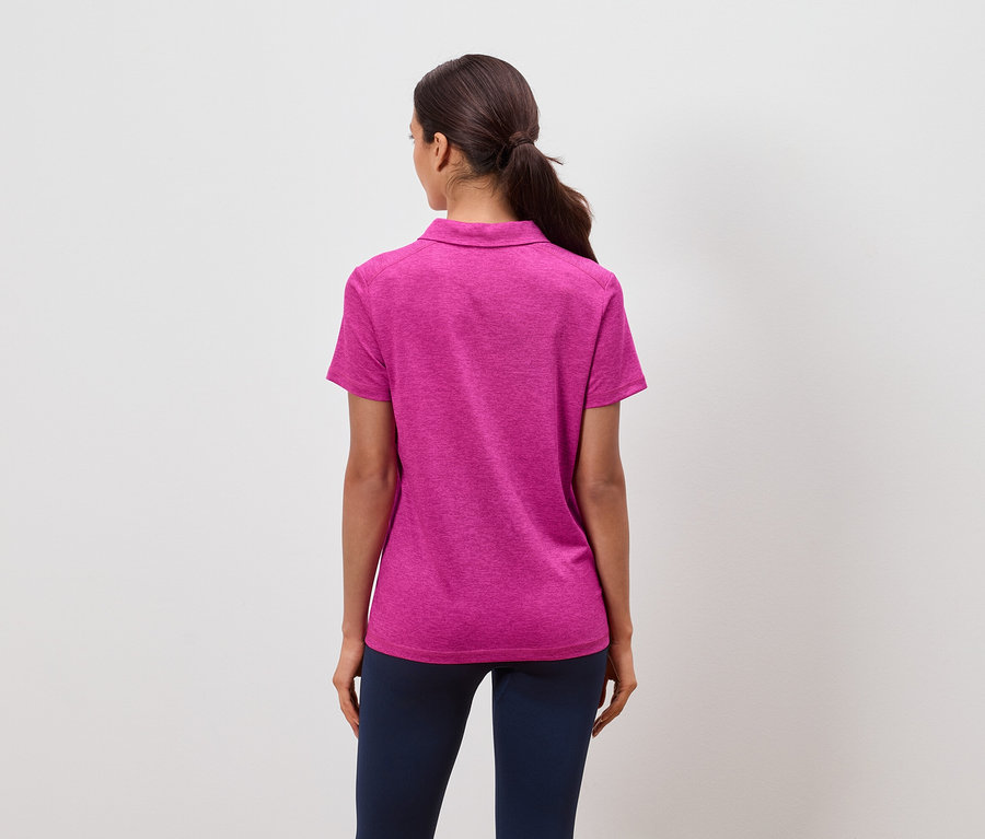 Vue de dos d'une femme portant un polo rose et un pantalon bleu marine, les cheveux attachés en queue de cheval.