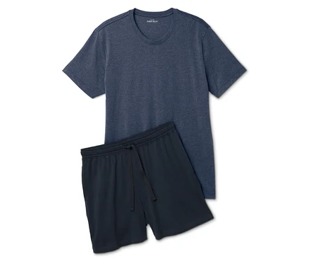 Un t-shirt bleu à manches courtes est posé sur un short noir.