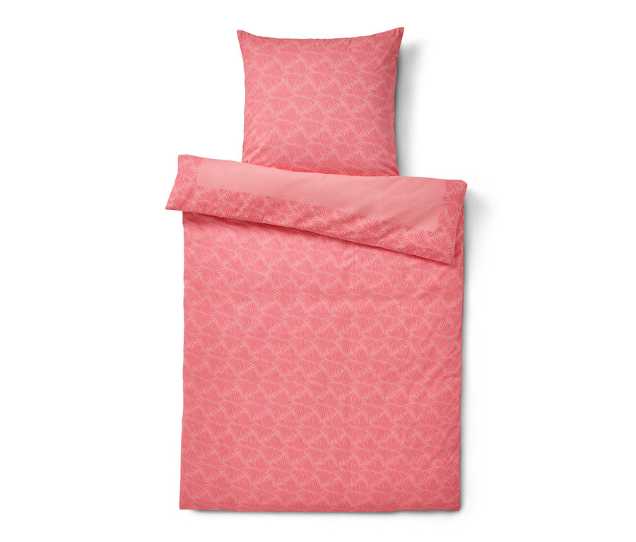 Parure de lit en percale rose de taille standard avec motif floral et oreiller sur le dessus.