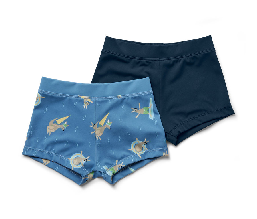 Deux maillots de bain pour enfants : un bleu à motifs, un bleu foncé.