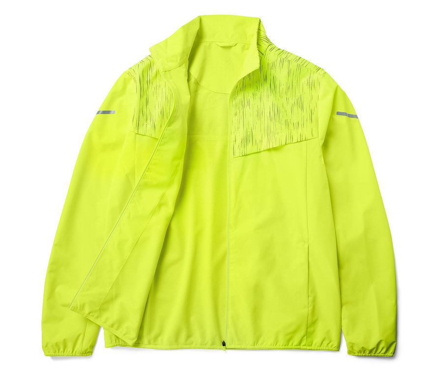 Veste jaune avec détails réfléchissants et motif partiellement perforé sur les épaules.