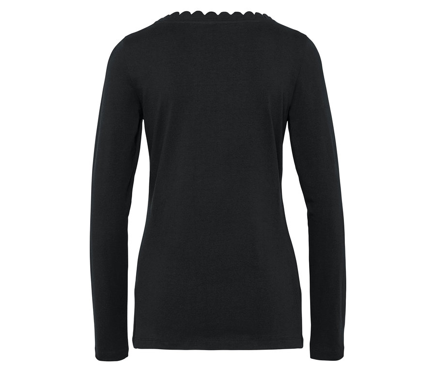 T-shirt noir à manches longues avec encolure festonnée.