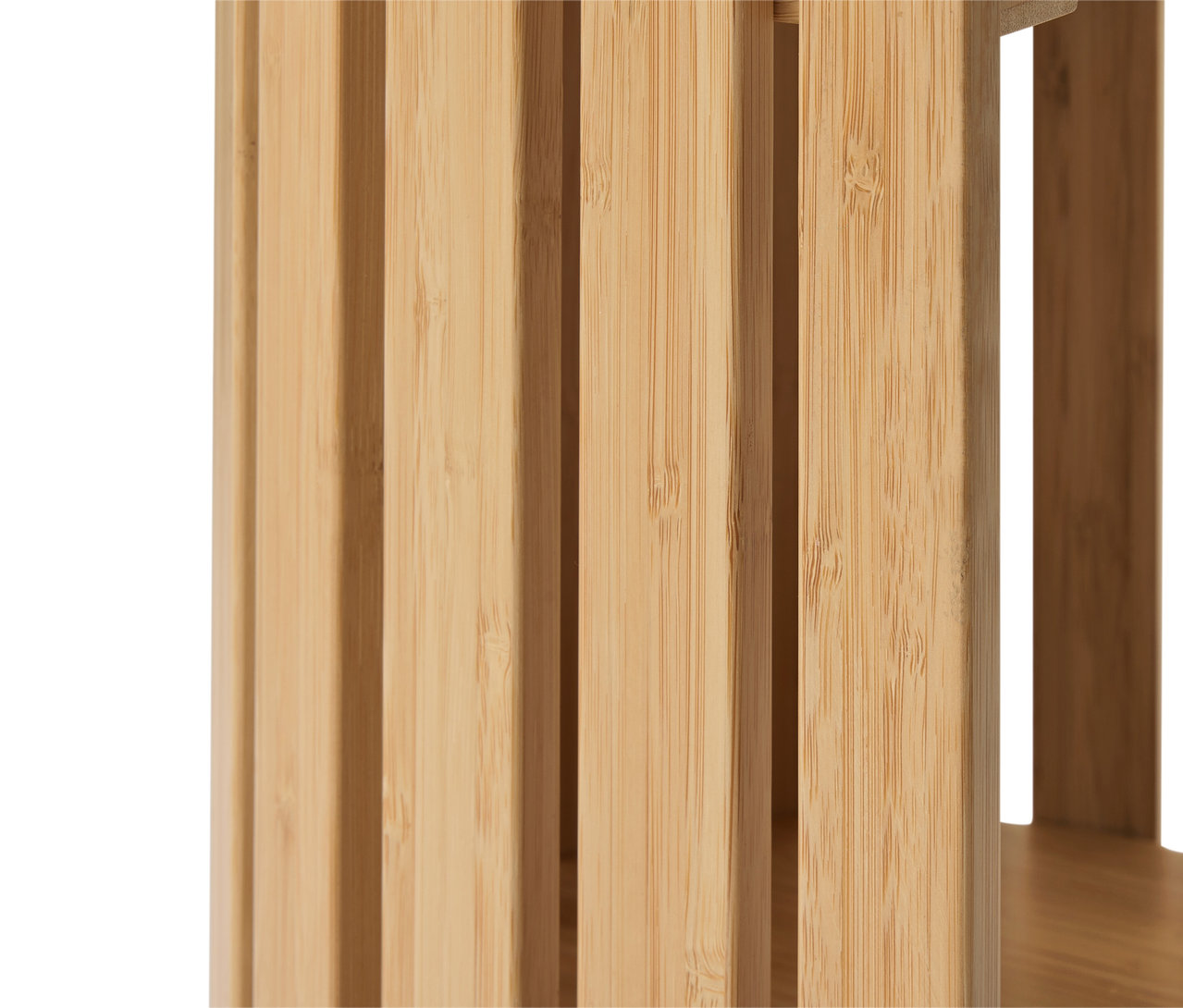 Gros plan d'une étagère en bambou avec des éléments de lamelles.