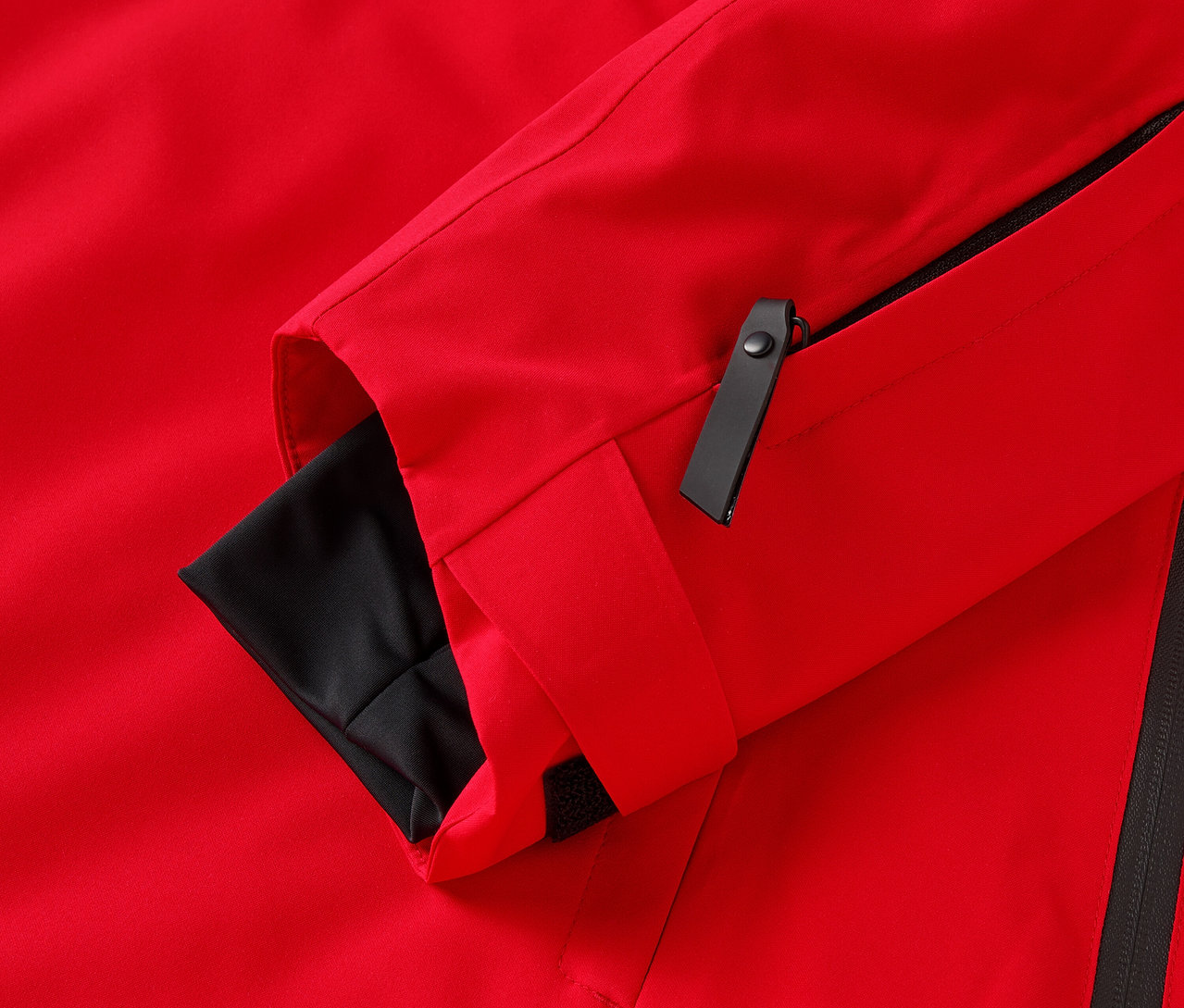 Gros plan sur une veste rouge avec des détails noirs.