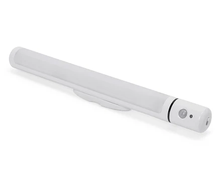 Une lampe LED blanche avec détecteur de mouvement posée sur une surface blanche.