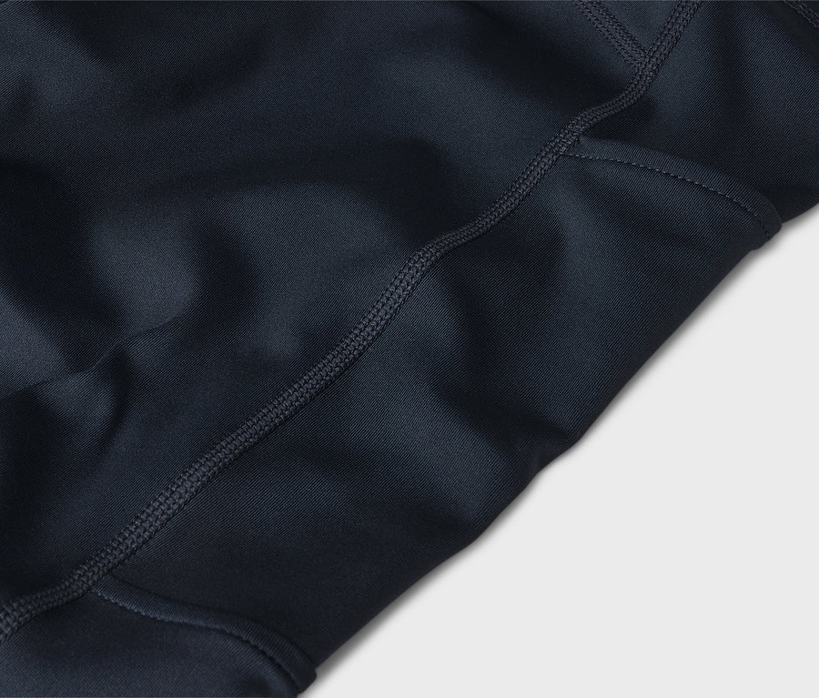 Gros plan d'un tissu noir cousu.