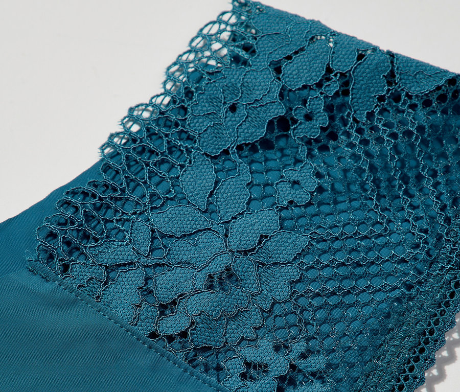 Détail du shorty bleu pétrole Raw Cut « Nina » Passionata avec bordure en dentelle.