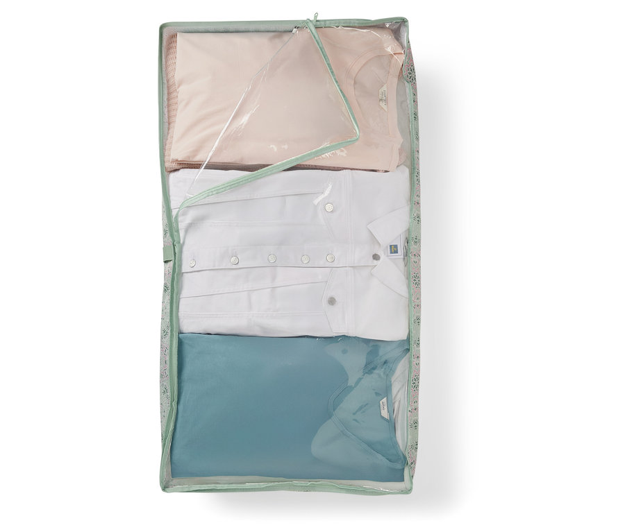Vêtements rangés dans une commode de dessous de lit.