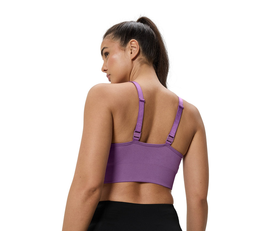 Femme portant un soutien-gorge de sport violet.