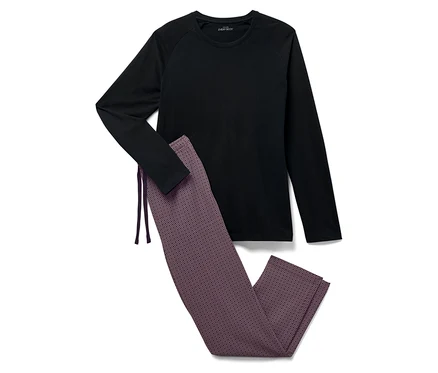 Un t-shirt noir à manches longues et un pantalon à motifs sont posés sur un fond blanc.