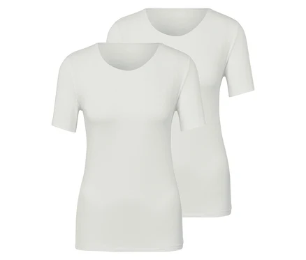 Deux t-shirts blancs à manches courtes.