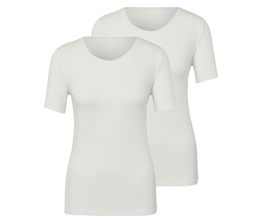 Deux t-shirts blancs à manches courtes.