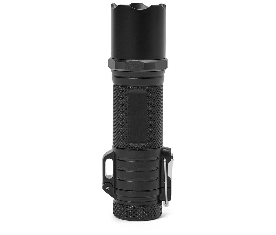 Gros plan d'une lampe de poche noire sur fond blanc.
