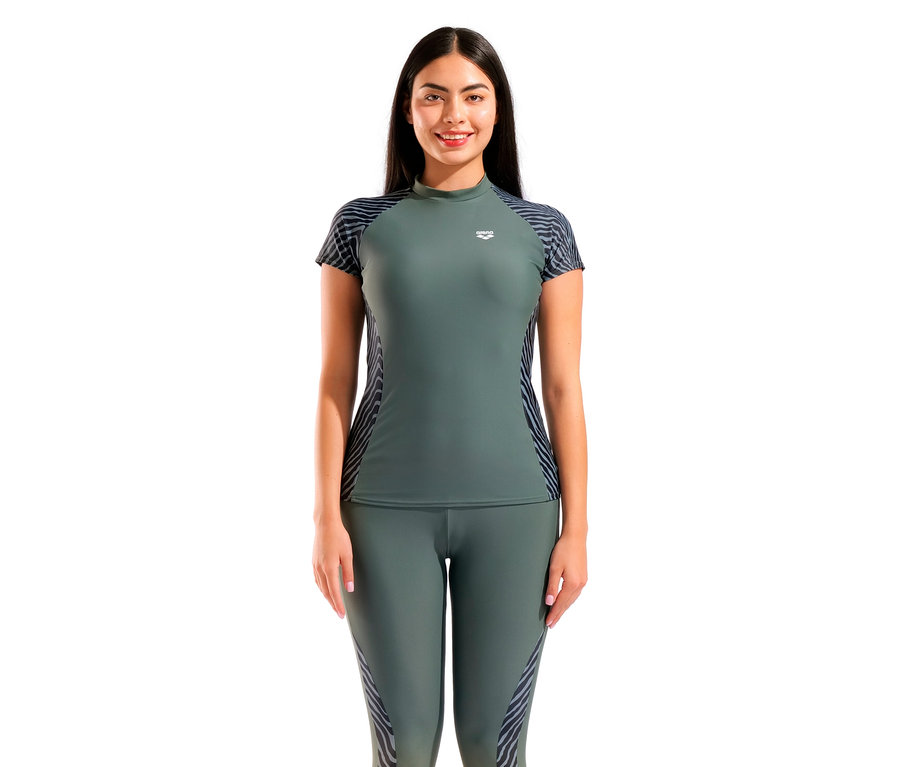 Femme portant un t-shirt à manches courtes vert Arena et un legging à motif zébré.