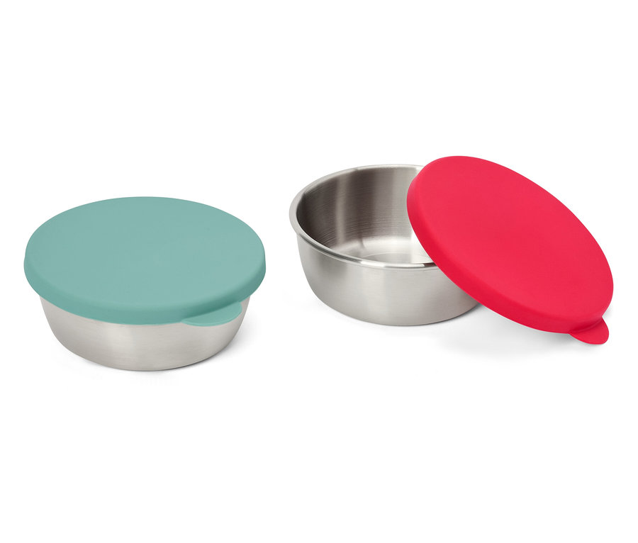 Deux bols en acier inoxydable avec des couvercles turquoise et rouge sont posés sur un fond blanc.