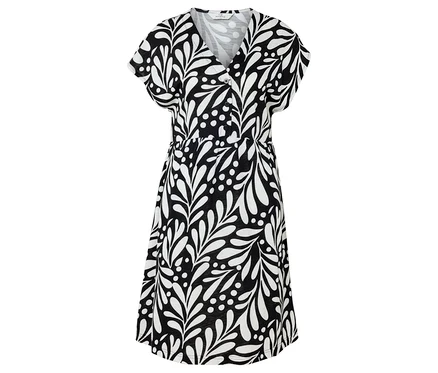 On voit une robe noire avec un motif de feuilles blanches.