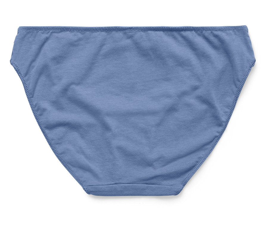 Une seule culotte en coton bleu clair sur un fond blanc.