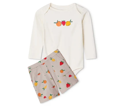 Ensemble pour bébé : body et short. Body blanc à manches longues avec broderie de fruits et short beige à motif de fruits.