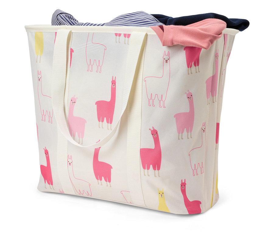 Un panier à linge à motif lama est rempli de linge.