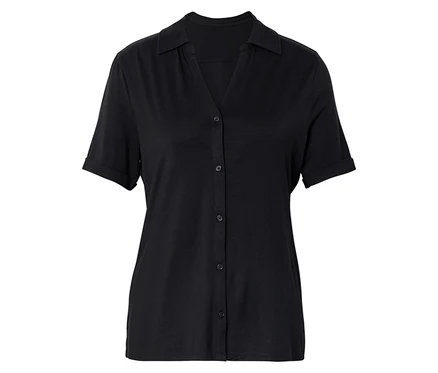 Chemise noire à manches courtes avec col et patte de boutonnage sur fond blanc.