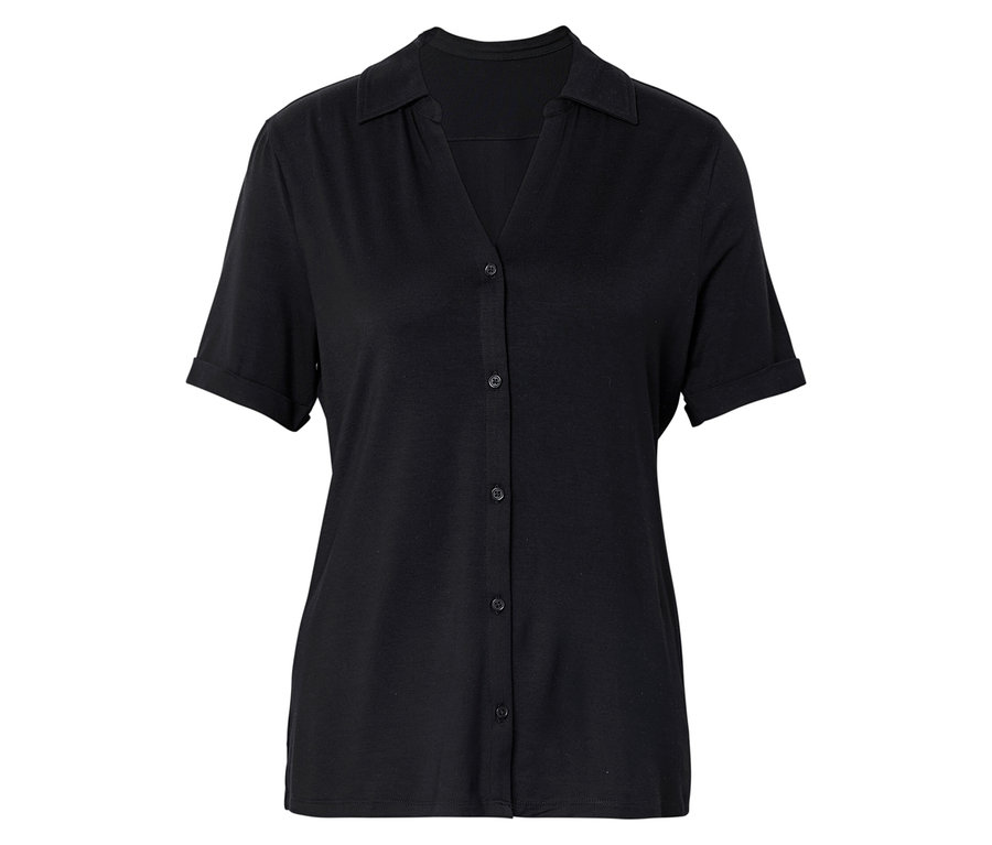 Chemise noire à manches courtes avec col et patte de boutonnage sur fond blanc.
