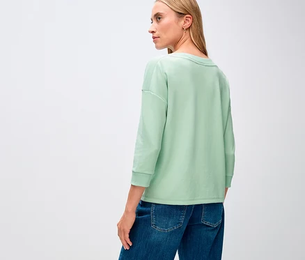 Femme portant un t-shirt vert sauge avec détails côtelés Street One.