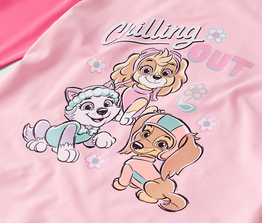 Sur un tissu rose figurent trois chiots de la Pat' Patrouille : Everest, Skye et Zuma, ainsi que l'inscription "Chilling Out".