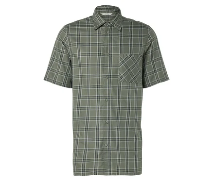 Gros plan d'une chemise à manches courtes boutonnée à carreaux verts.