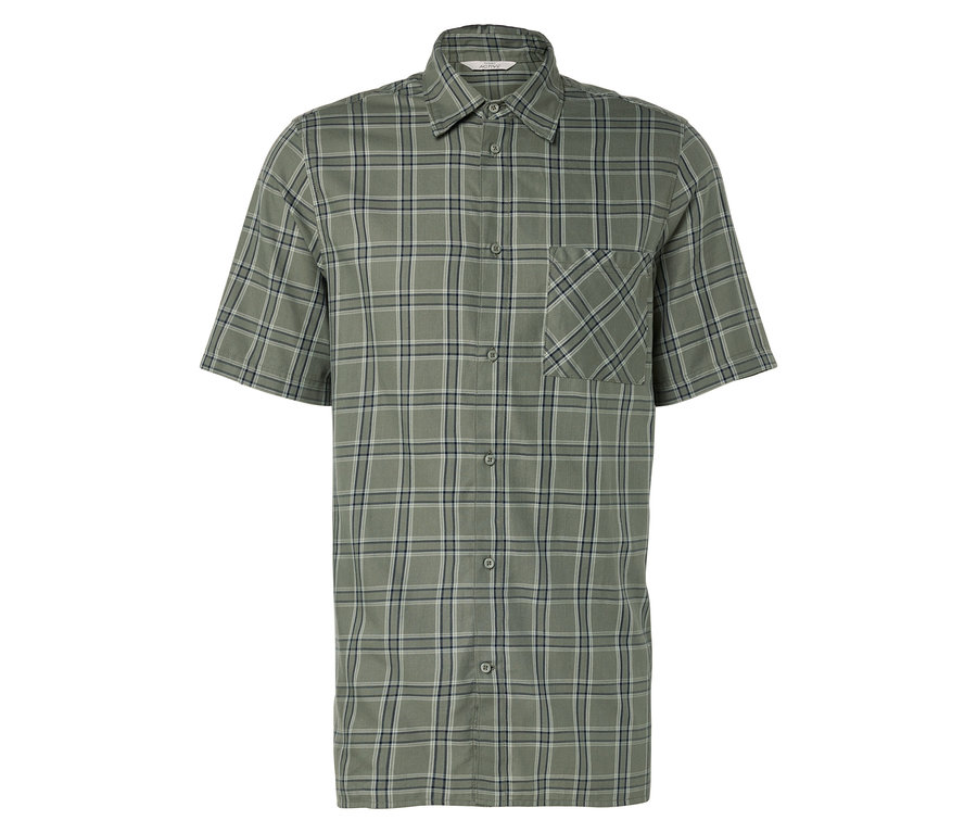 Gros plan d'une chemise à manches courtes boutonnée à carreaux verts.