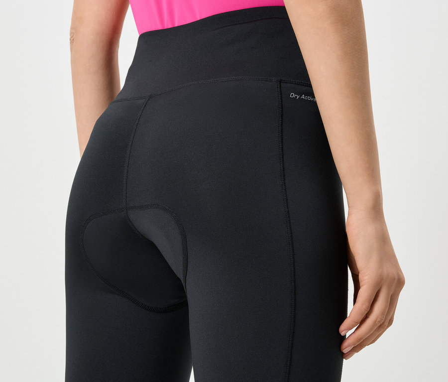 Gros plan sur le dos d'une femme portant un legging noir taille haute avec le logo « Dry Active ».