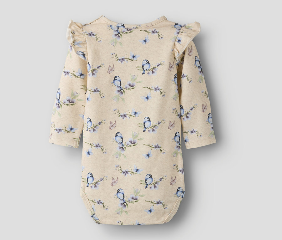 Gros plan sur le body à manches longues NAME IT avec des motifs d'oiseaux et de fleurs.