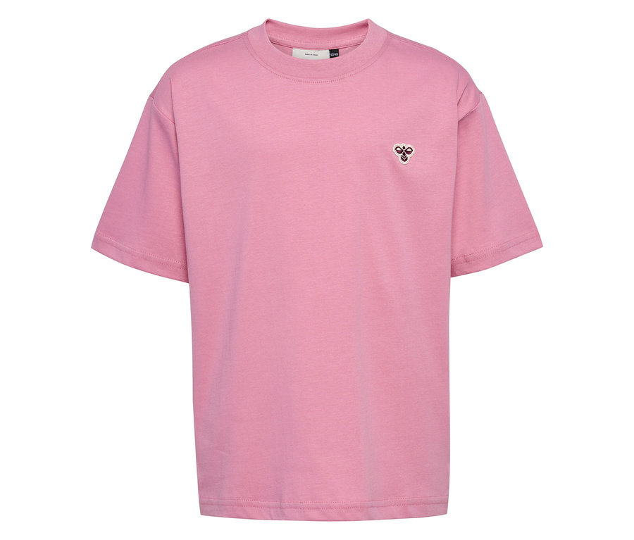Le t-shirt ample hummel® HMLJR rose est posé à plat et vu de face.