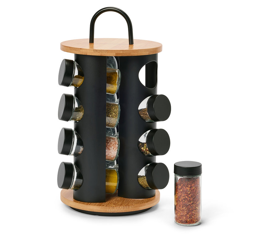 Présentoir à épices rotatif en bambou et noir avec des pots à épices remplis et un pot séparé avec des épices rouges.