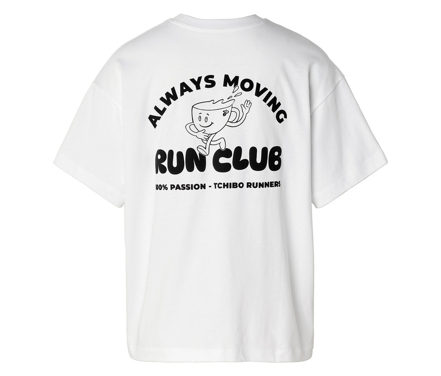T-shirt de sport blanc avec un imprimé graphique noir au dos, représentant une tasse de café qui court et le texte « ALWAYS MOVING RUN CLUB 100% PASSION - TCHIBO RUNNERS ».
