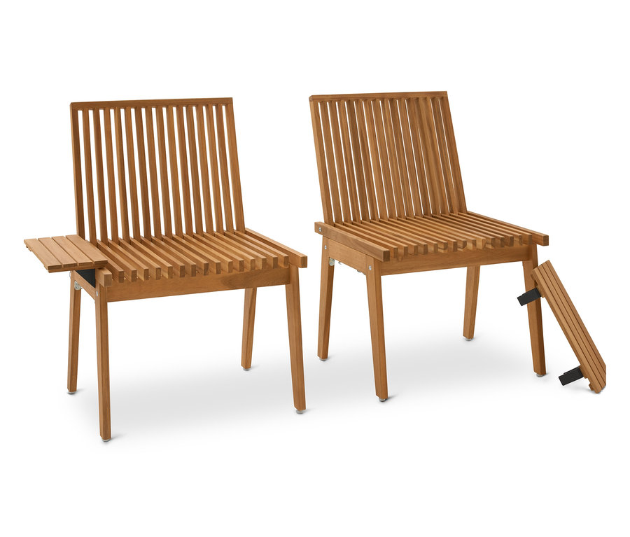 Deux chaises en bois à lattes, dont une avec une petite table d'appoint