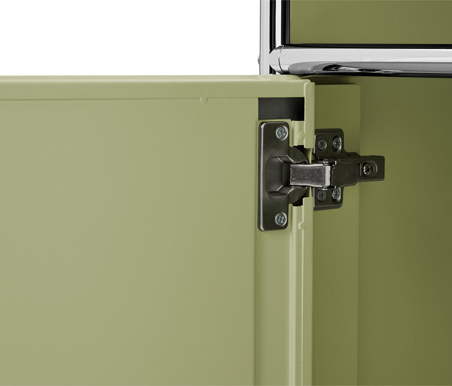 Gros plan d'une porte d'armoire verte avec une charnière.