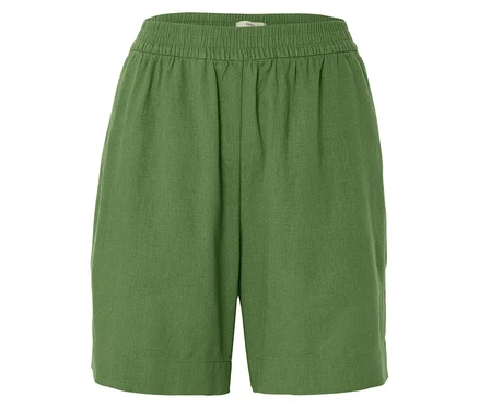 Shorts verts avec taille élastique.