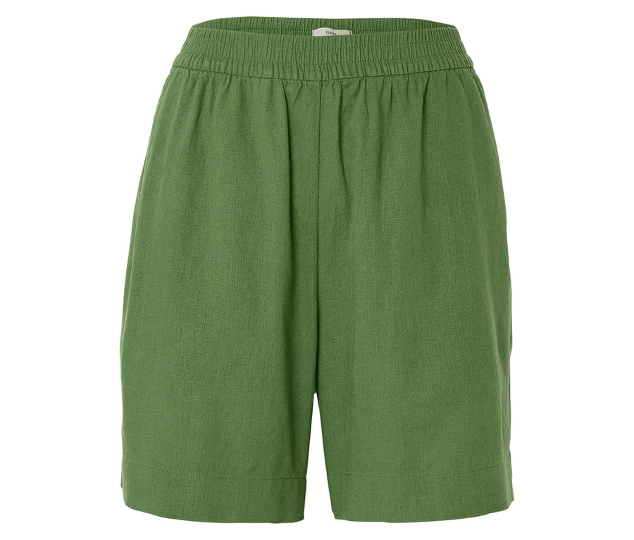 Shorts verts avec taille élastique.